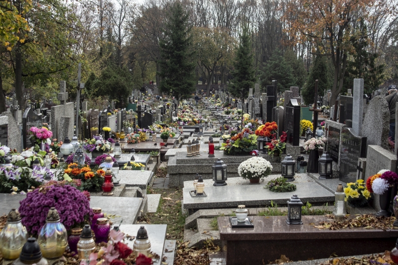 Nagrobek jedno- czy dwupłytowy – który wariant wybrać?